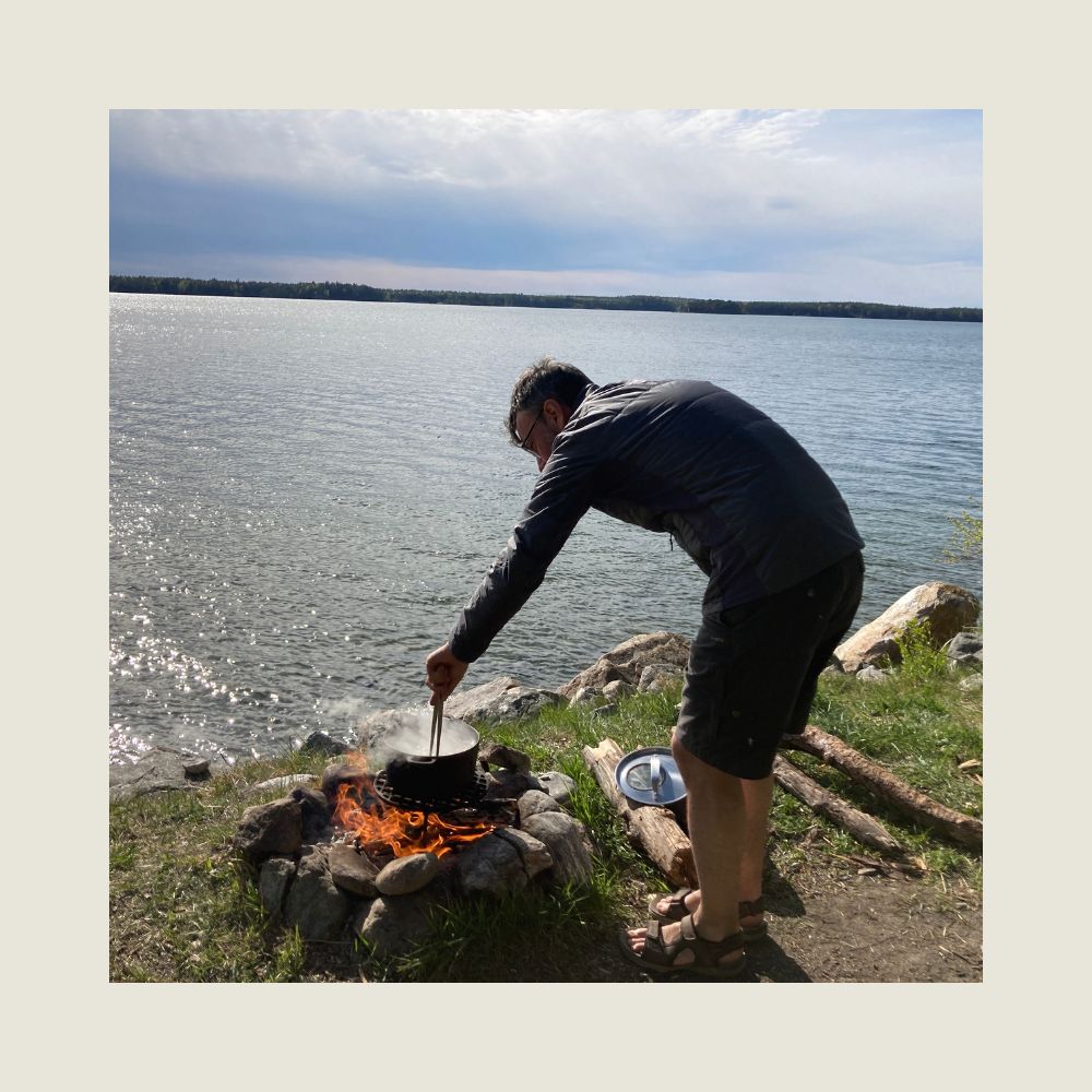 Dalslandliebe Holger kocht über offenen Feuer direkt an der Ostsee