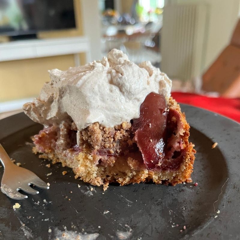 Aufgetischt: Pflaumenkuchen mit Zimtsahne. Lauwarm gegessen.
Fotocredit Sibille Kurdts
@Dalslandliebe