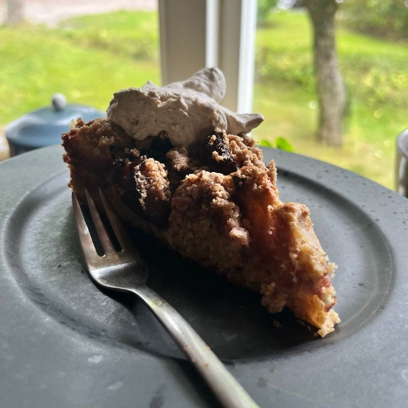 Aufgetischt - Pflaumenkuchen mit Zimtsahne und Streuseln. Fotocredit Sibille Kurdts @Dalslandliebe