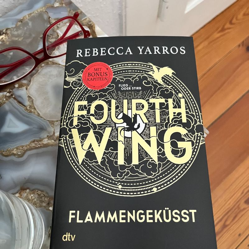 Flammengeküsst im Original Fourth Wing Fotocredit: Sibille Kurdts Lesezeit auf Dalslandliebe