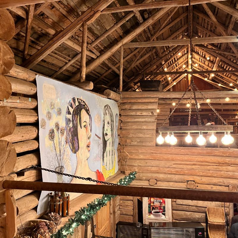 Insta- Café Brödbacken in Ljungskile. Von der Galerie herunter fotografiert.
Fotocredit: Sibille Kurdts  @Dalslandliebe