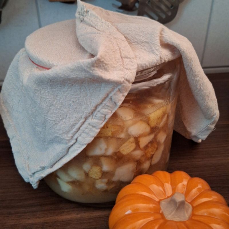 Birnen-Shrup abdecken mit einem Baumwolltuch und einem Gummiring, hier mit kleinem Kürbis