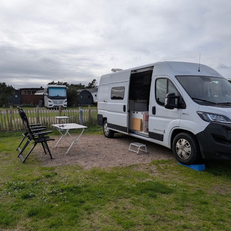 Hennestrand Resort Stellplatz mit Fiat Ducato Fotocredit Sibille Kurdts @Dalslandliebe