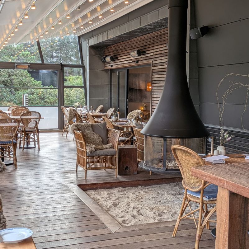 Hennestrand Resort Brasserie - Kaminbereich Fotocredit Sibille Kurdts @Dalslandliebe